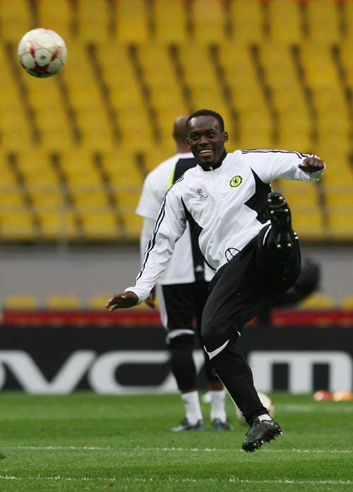Essien suffers serious knee injury